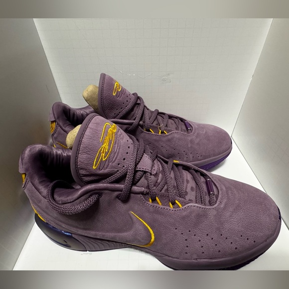 Purple Nike Air Zoom LeBron 2 trainers - Picture 2 of 3
